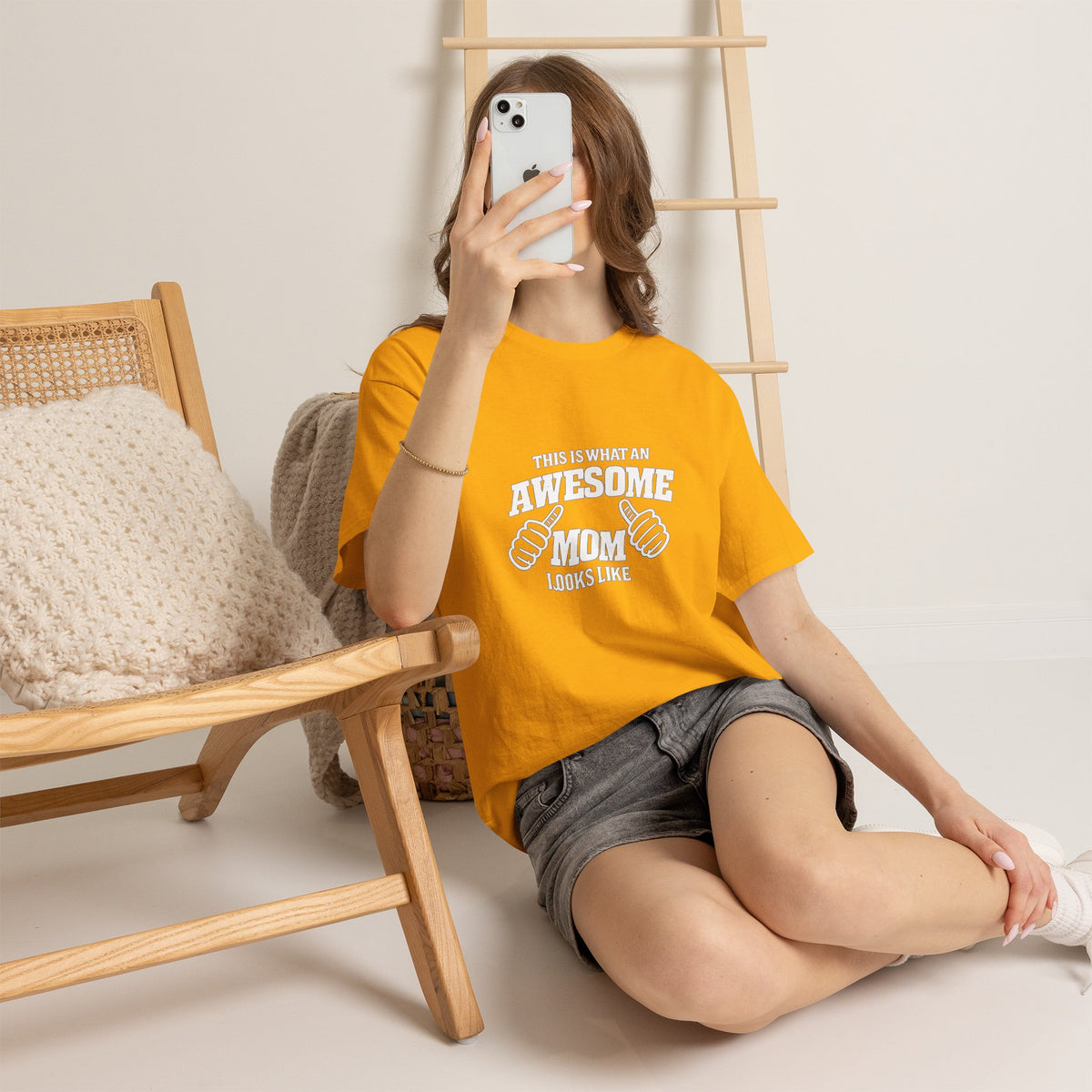 Awesome Mom with Pointing Thumbs T-Shirt | Mother's Day Tee