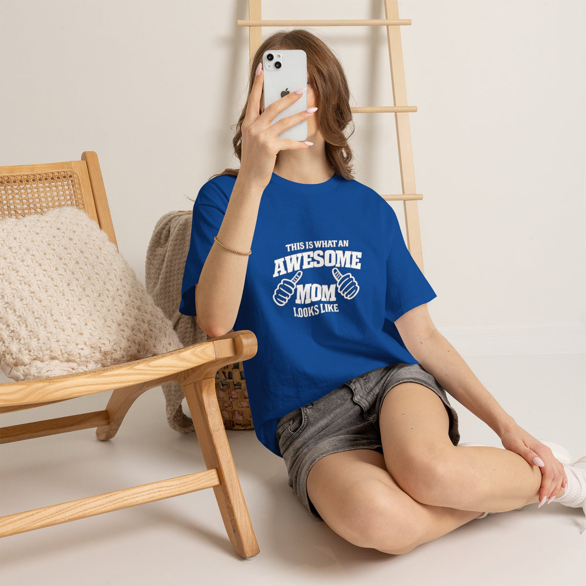 Awesome Mom with Pointing Thumbs T-Shirt | Mother's Day Tee