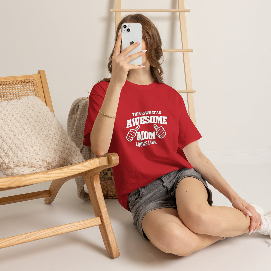 Awesome Mom with Pointing Thumbs T-Shirt | Mother's Day Tee