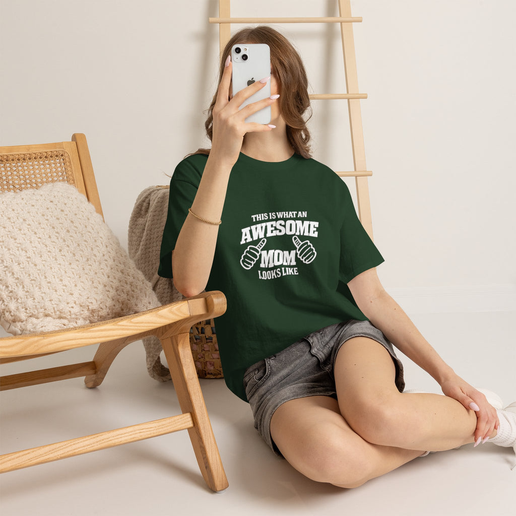 Awesome Mom with Pointing Thumbs T-Shirt | Mother's Day Tee