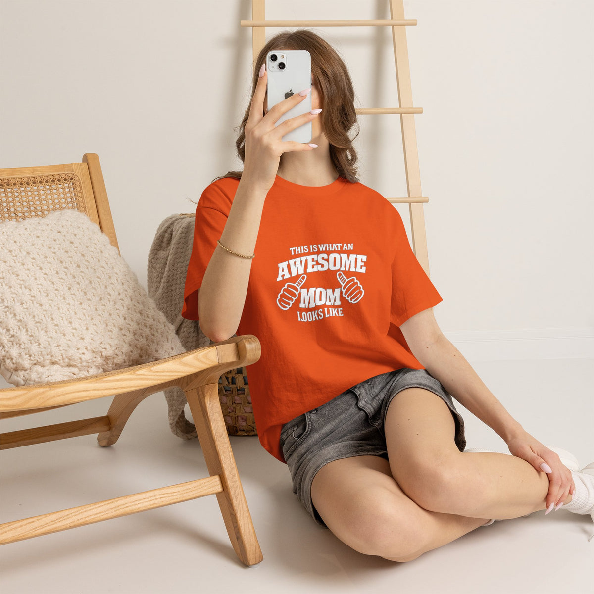 Awesome Mom with Pointing Thumbs T-Shirt | Mother's Day Tee