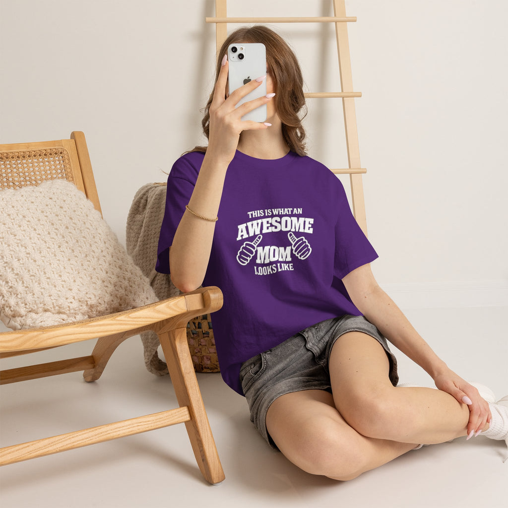 Awesome Mom with Pointing Thumbs T-Shirt | Mother's Day Tee