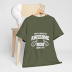 Awesome Mom with Pointing Thumbs T-Shirt | Mother's Day Tee