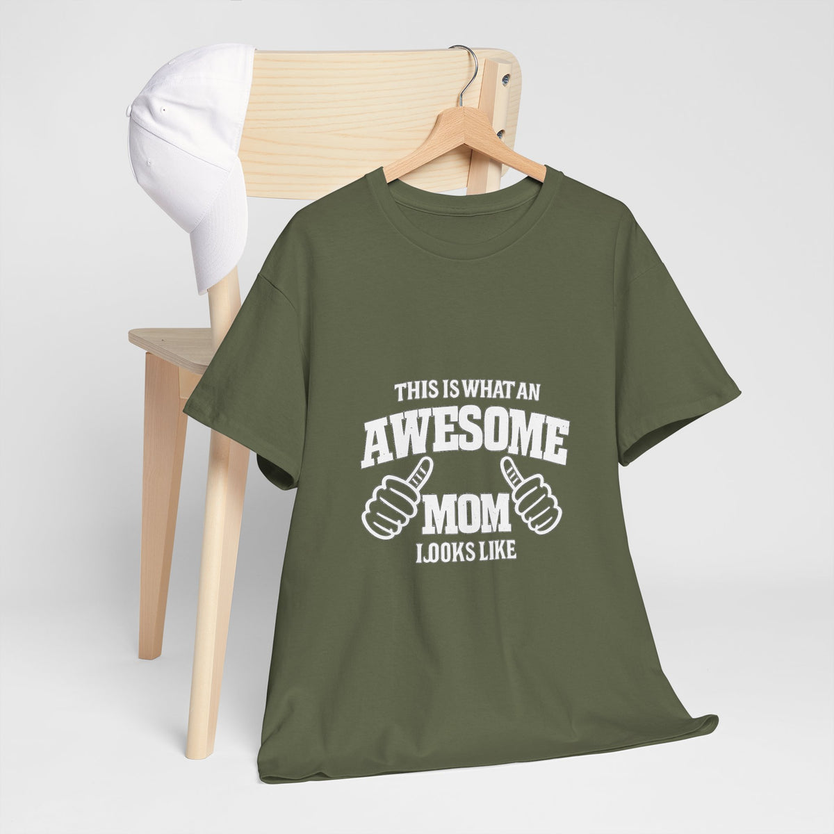 Awesome Mom with Pointing Thumbs T-Shirt | Mother's Day Tee