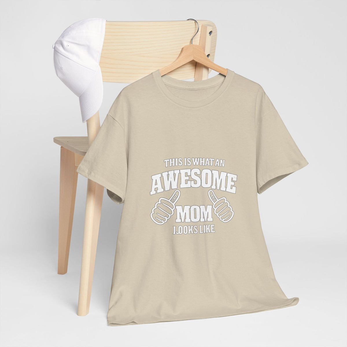 Awesome Mom with Pointing Thumbs T-Shirt | Mother's Day Tee