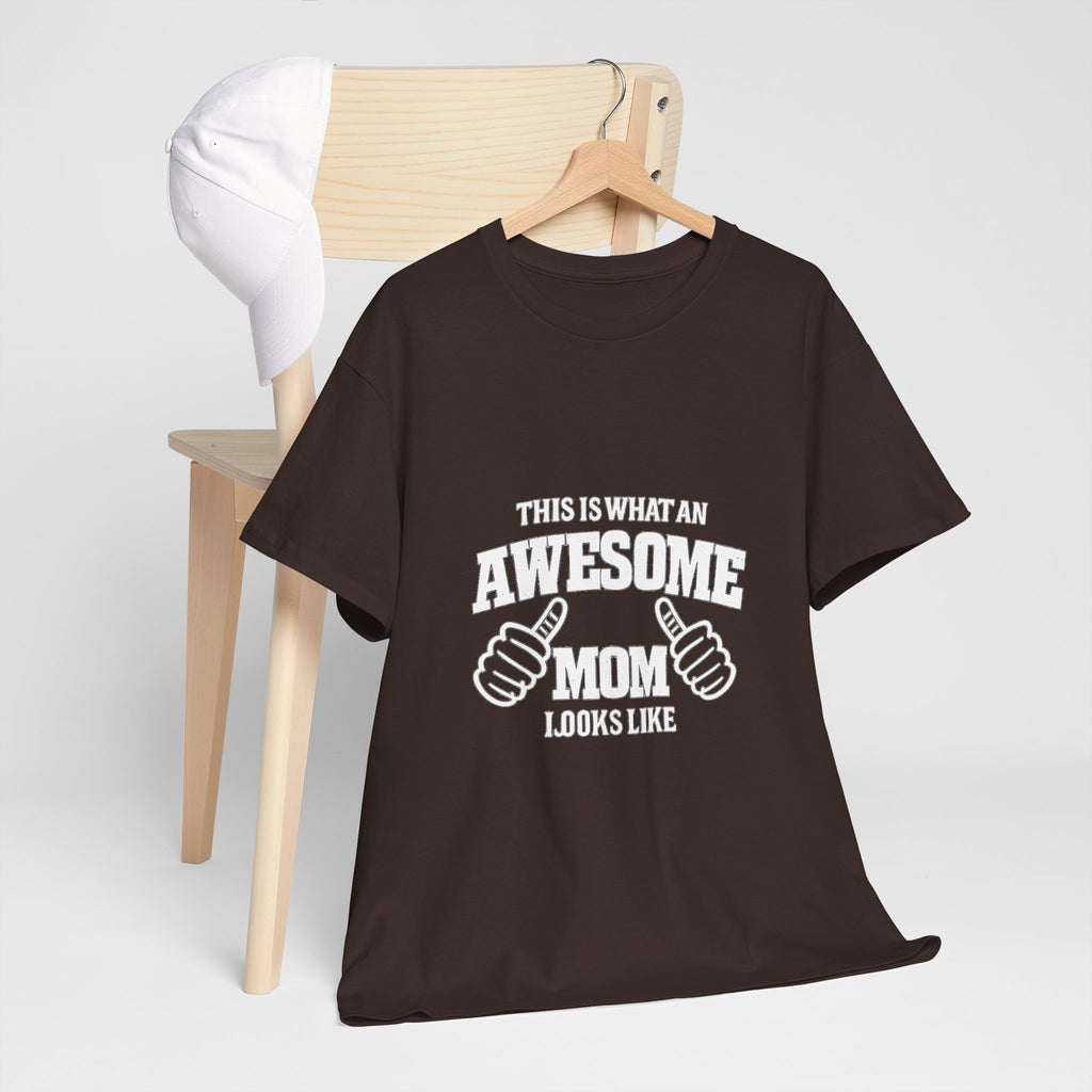 Awesome Mom with Pointing Thumbs T-Shirt | Mother's Day Tee