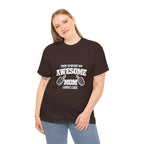 Awesome Mom with Pointing Thumbs T-Shirt | Mother's Day Tee