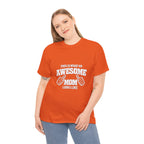 Awesome Mom with Pointing Thumbs T-Shirt | Mother's Day Tee