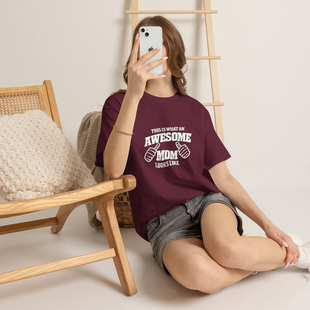 Awesome Mom with Pointing Thumbs T-Shirt | Mother's Day Tee