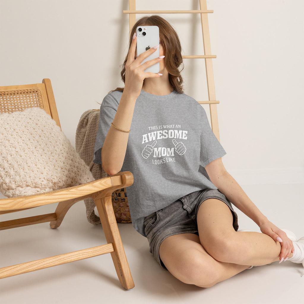 Awesome Mom with Pointing Thumbs T-Shirt | Mother's Day Tee