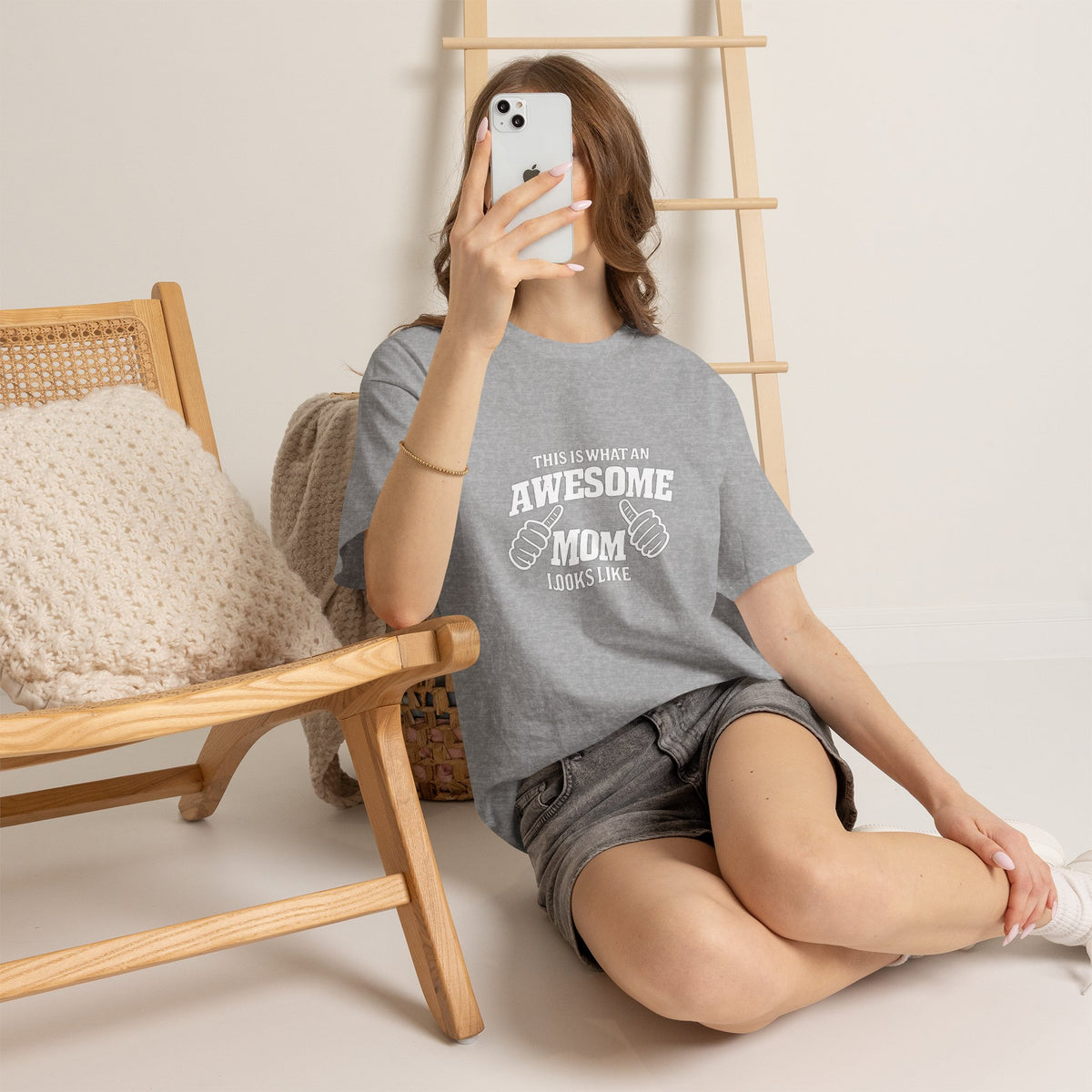 Awesome Mom with Pointing Thumbs T-Shirt | Mother's Day Tee