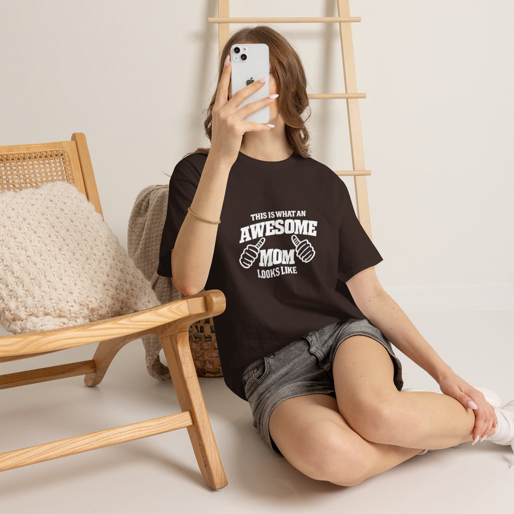 Awesome Mom with Pointing Thumbs T-Shirt | Mother's Day Tee