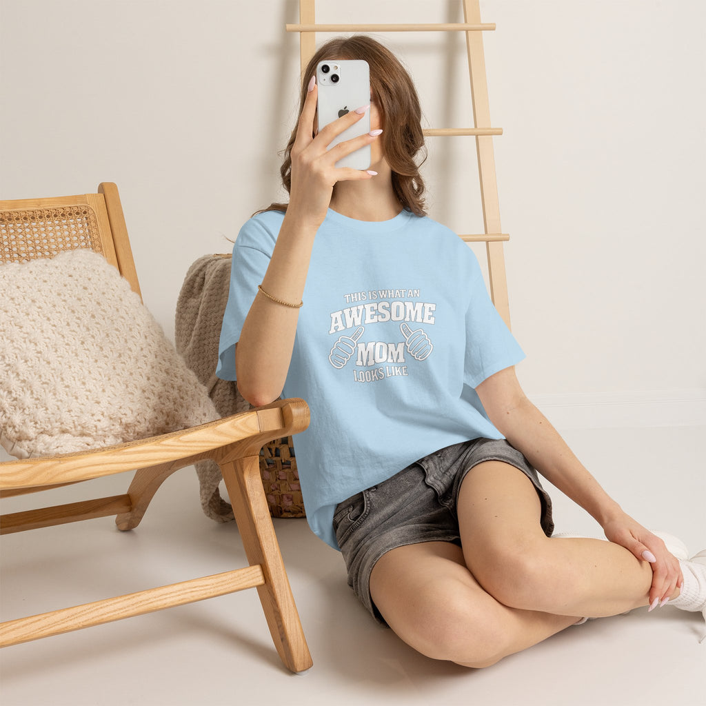 Awesome Mom with Pointing Thumbs T-Shirt | Mother's Day Tee