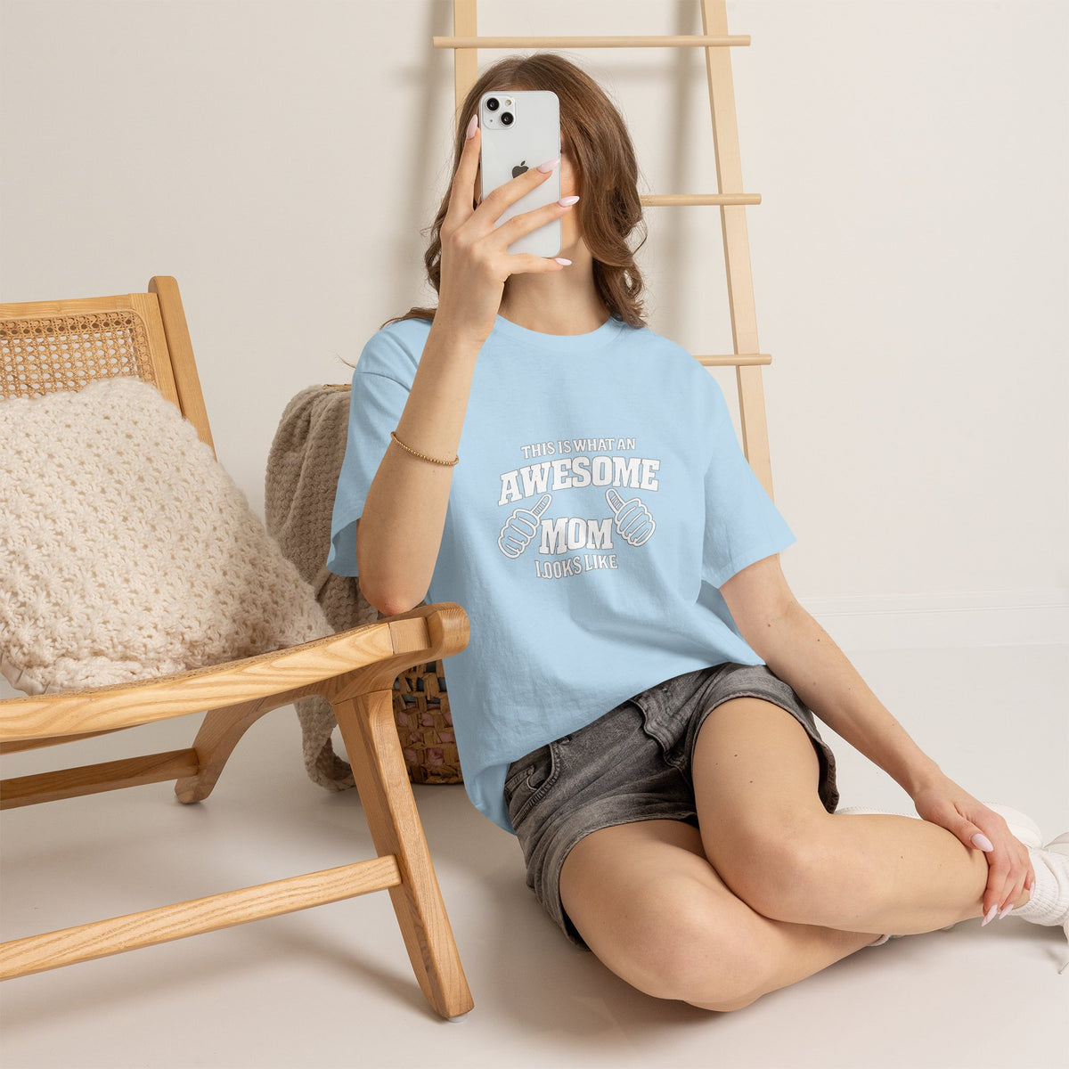 Awesome Mom with Pointing Thumbs T-Shirt | Mother's Day Tee