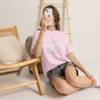 Awesome Mom with Pointing Thumbs T-Shirt | Mother's Day Tee