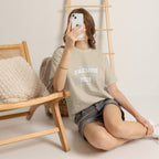 Awesome Mom with Pointing Thumbs T-Shirt | Mother's Day Tee